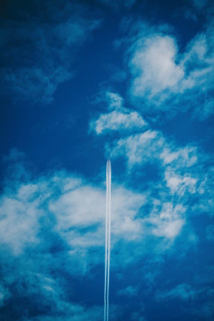 rastro de avión en el cielo