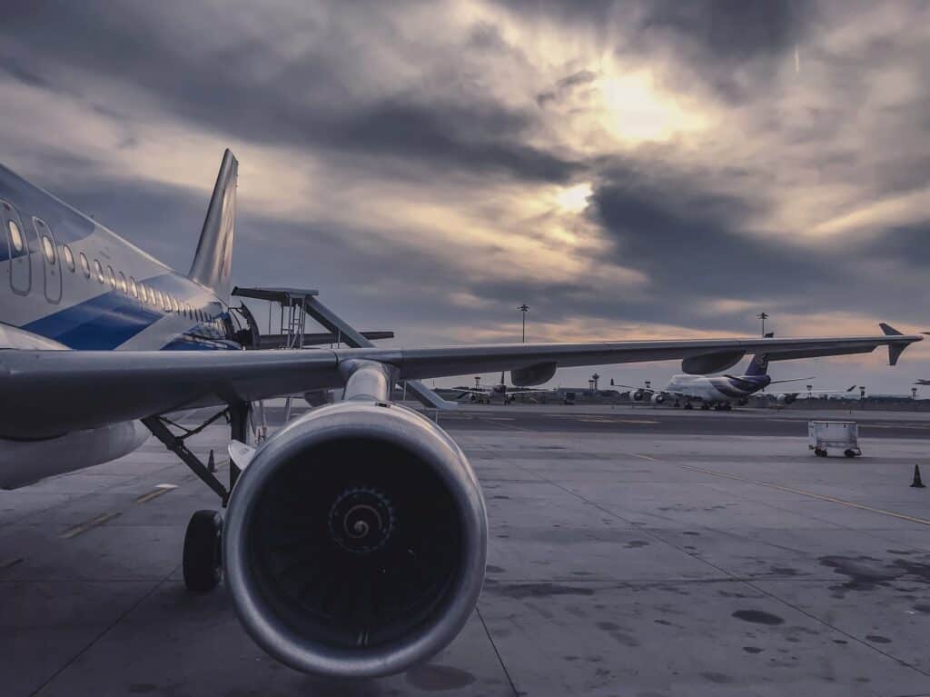 avión en la pista de aterrizaje