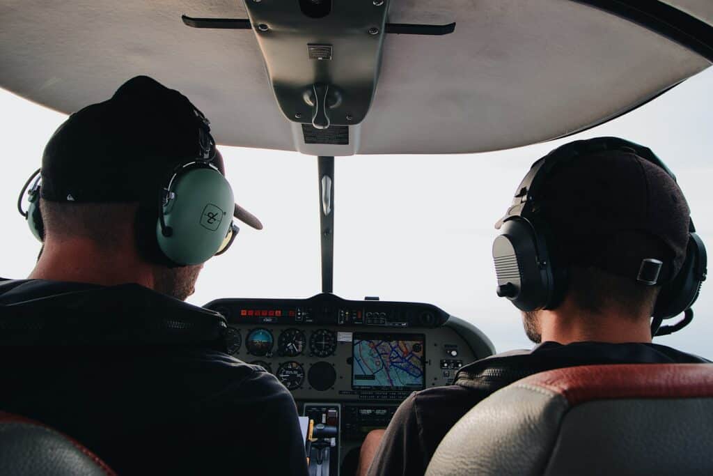 dois pilotos em uma cabine de pilotagem