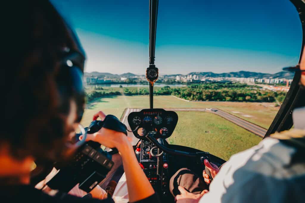 pilota in una cabina di pilotaggio