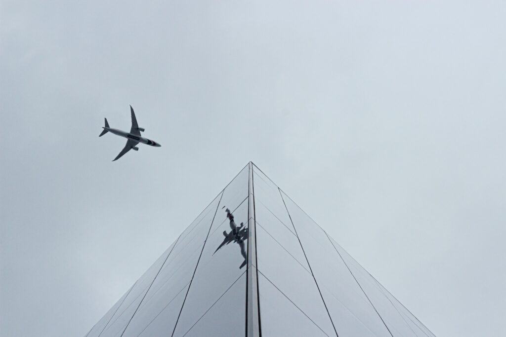 avión volando sobre un edificio