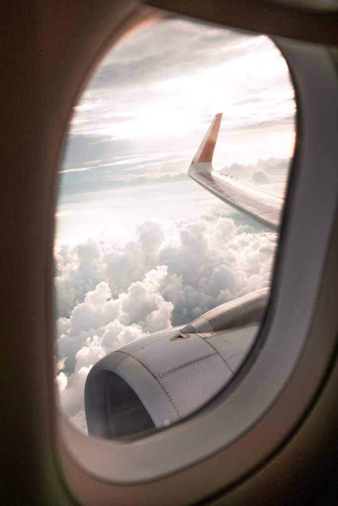 Flugzeugpropeller und Flügel durch ein Fenster gesehen