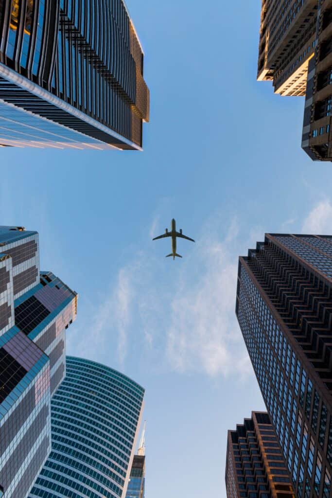 avión entre edificios