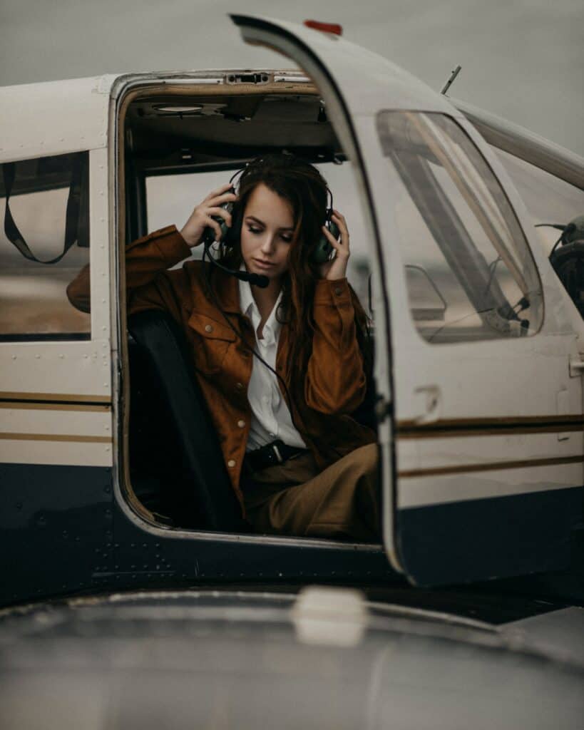 mulher no cockpit de um avião