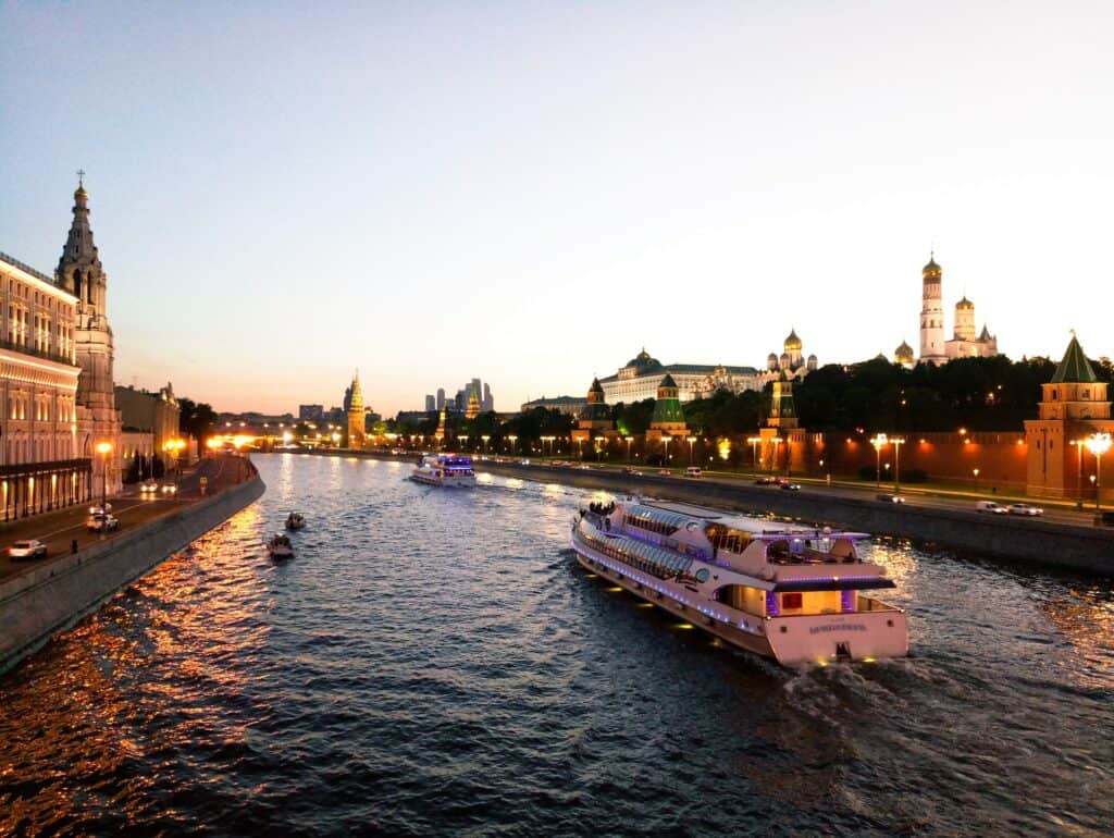 barco navegando por el río Volga