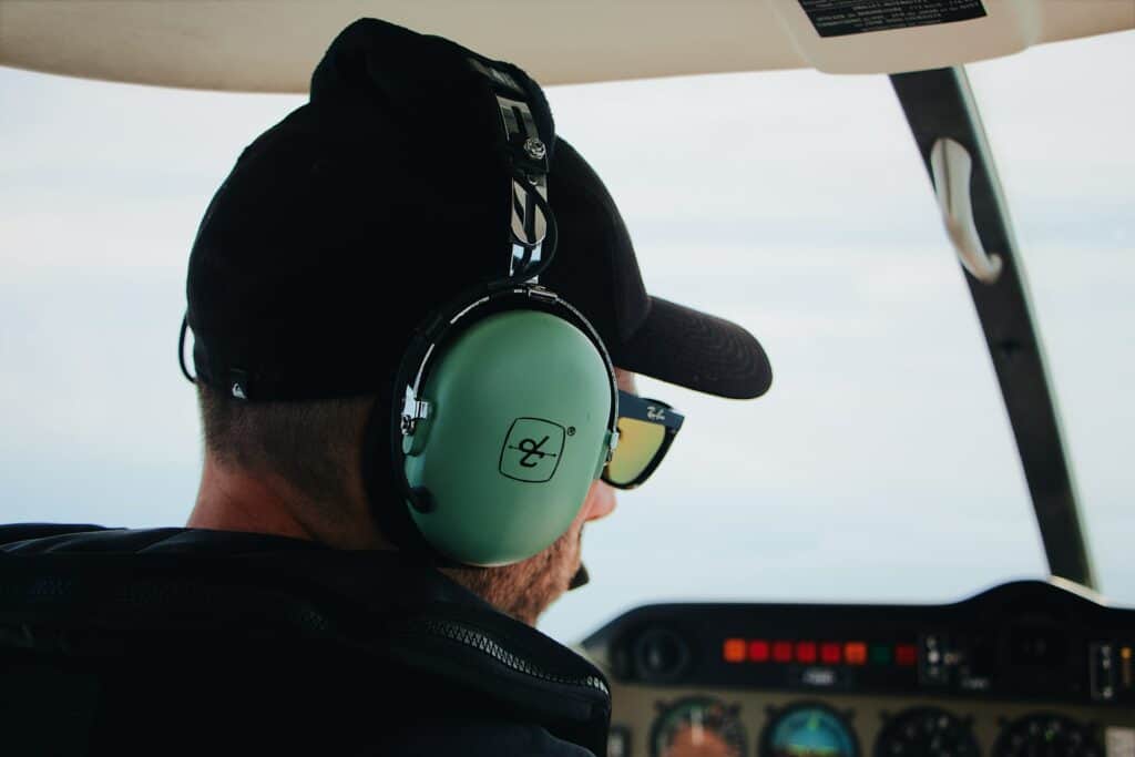 piloto con auriculares