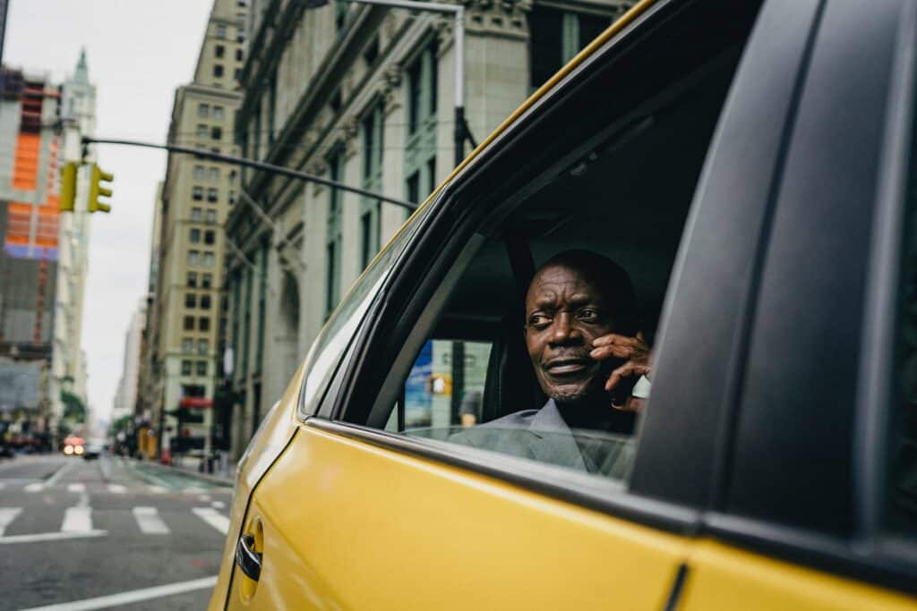 uomo in un taxi di new york