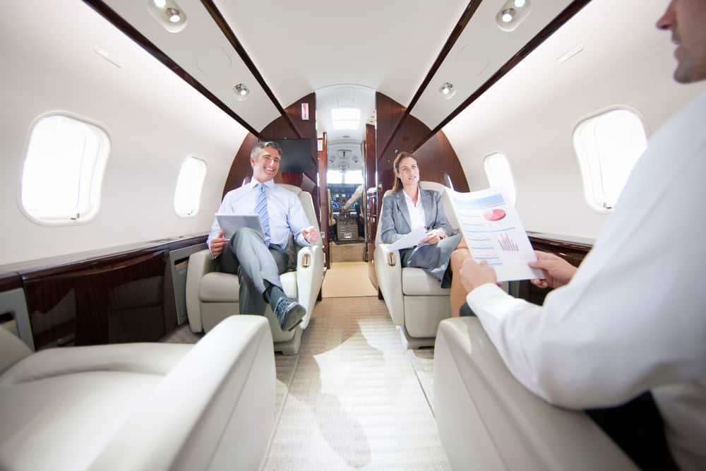 Mensen in een privéjet