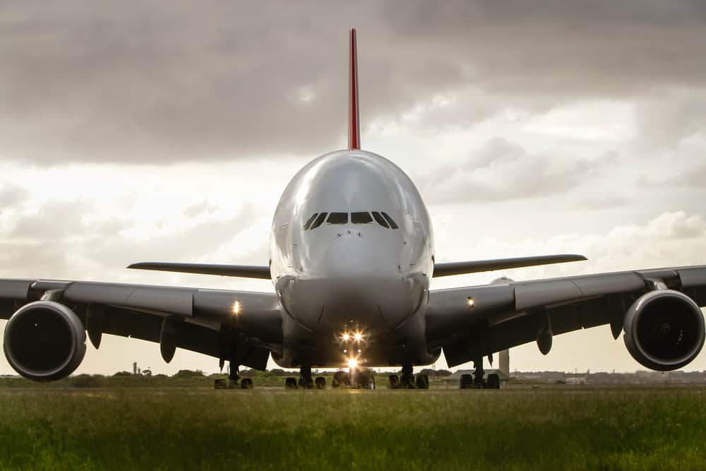 Airbus A380 jetflygplan framifrån närbild