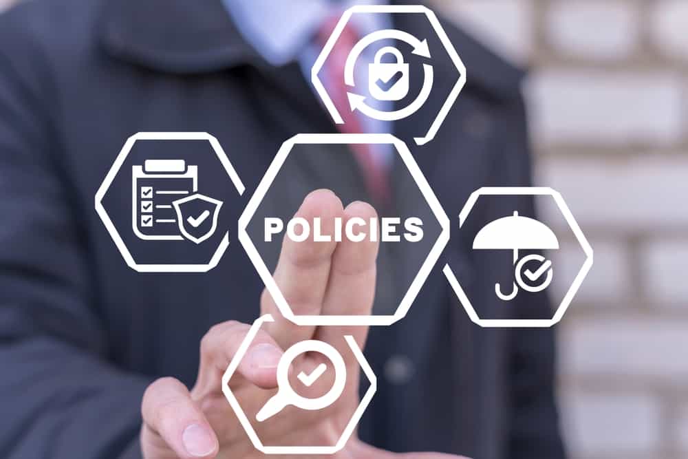 Biznesmen korzystający z wirtualnego ekranu dotykowego naciska słowo POLITYKA