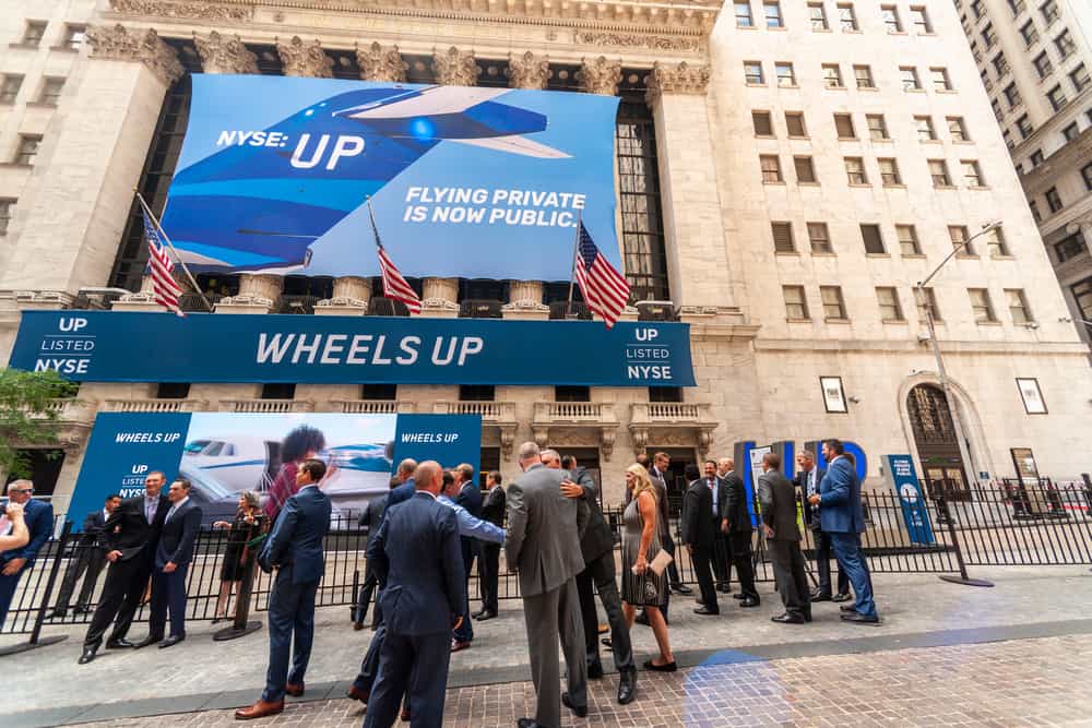 Directieleden van Wheels Up verzamelen zich buiten de New York Stock Exchange... 