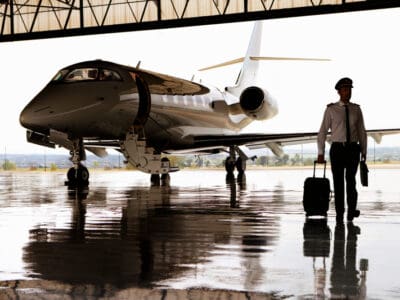 ExpertJet, Sylwetka pilota odchodzącego od prywatnego odrzutowca w hangarze