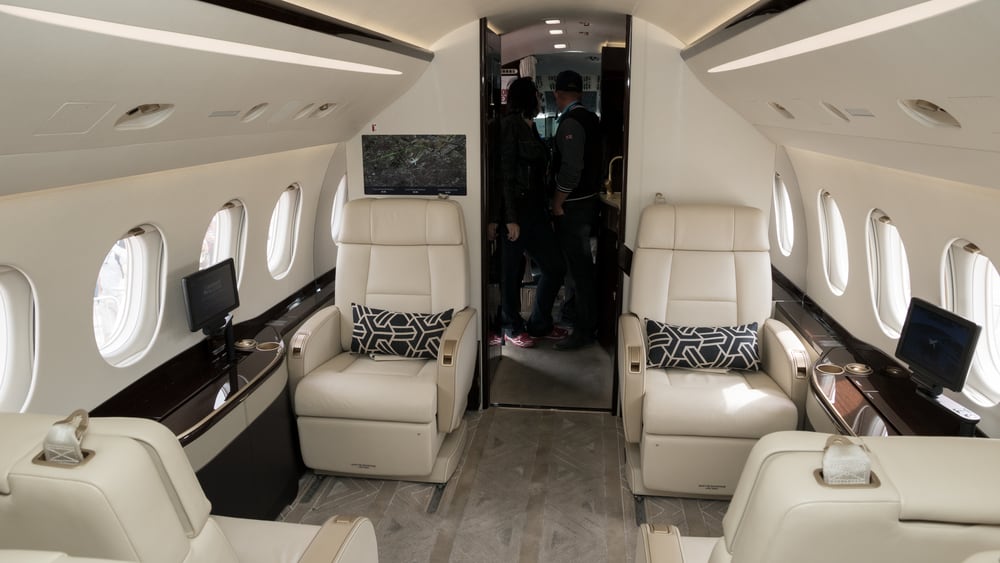 Interior del moderno avión de negocios Dassault Falcon 2000LX 