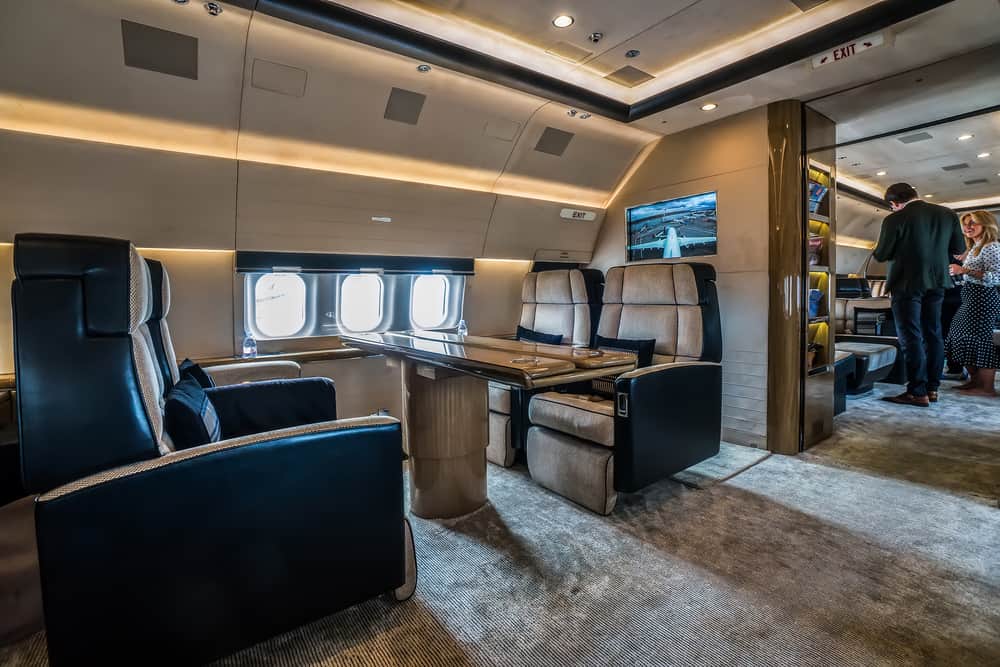 O interior do jacto privado Boeing BBJ